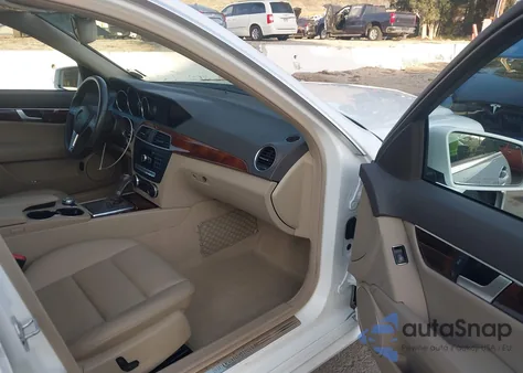 2014 Mercedes-Benz C-Class C 250 Sport z USA, uszkodzony, nr VIN WDDGF4HB4ER312003